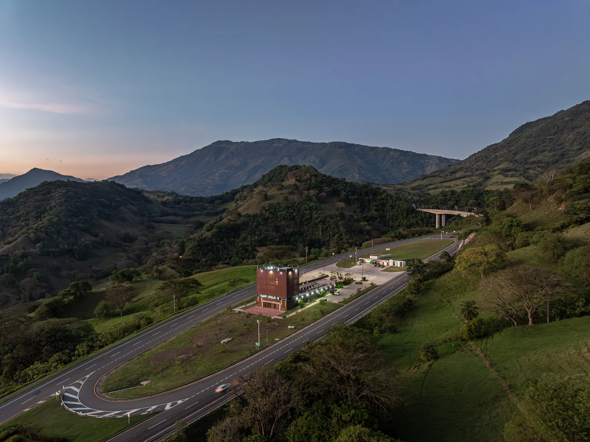 El edificio en diálogo con el paisaje montañoso del Suroeste antioqueño.